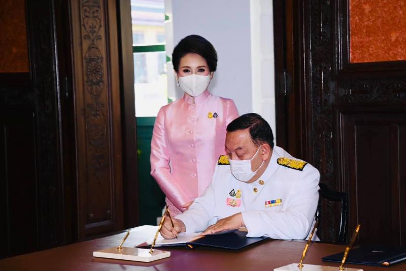 รมว.พม.พร้อมภริยา �