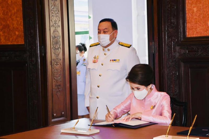 รมว.พม.พร้อมภริยา �