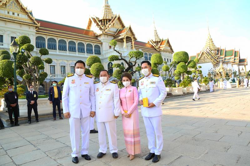 รมว.พม.พร้อมภริยา �