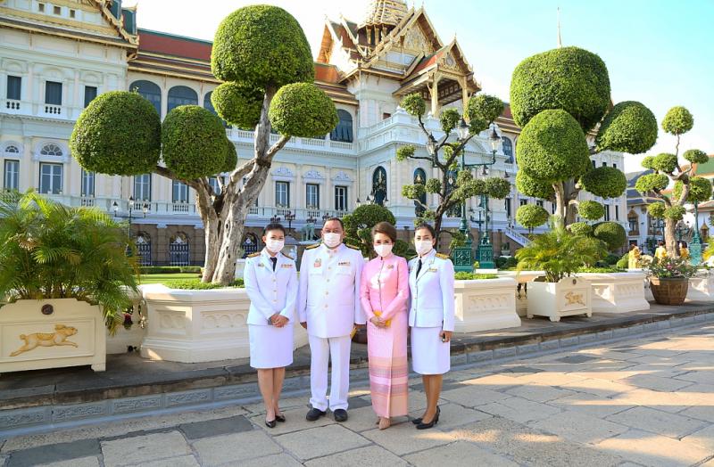 รมว.พม.พร้อมภริยา �