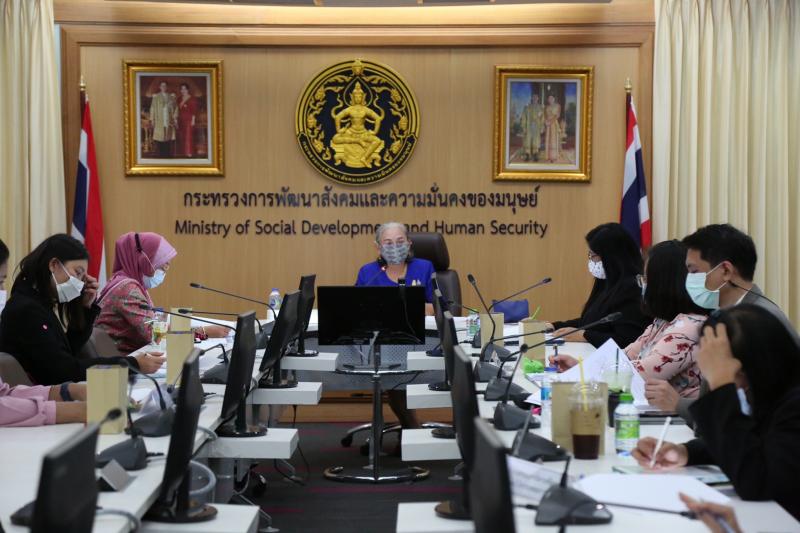 รองปลัด พม. เป็นปร�