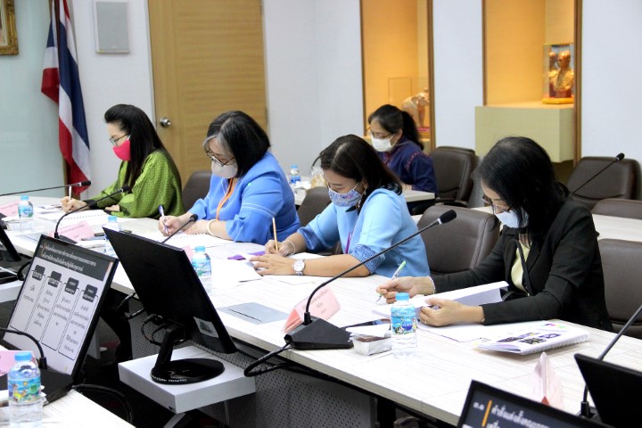 รองปลัด พม. เป็นปร�