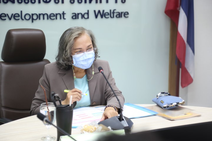 รองปลัด พม. เป็นปร�