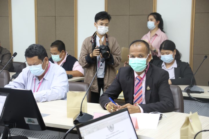 รองปลัด พม. เป็นปร�