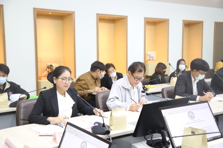 รองปลัด พม. เป็นปร�