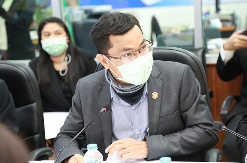 รองปลัด พม. เป็นปร�