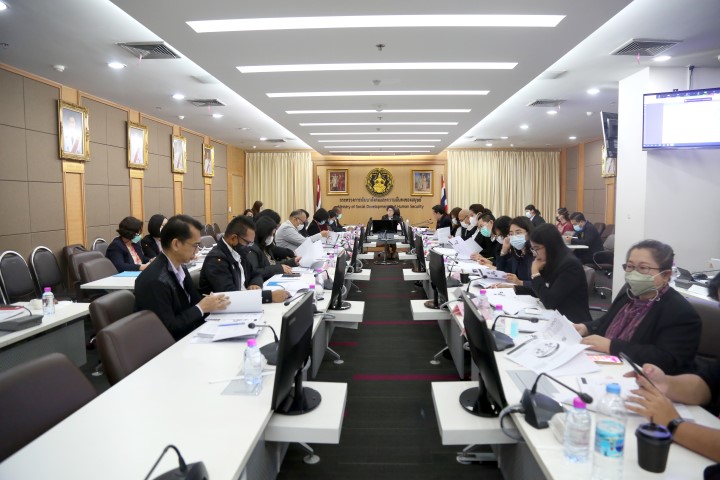 รองปลัด พม. เป็นปร�