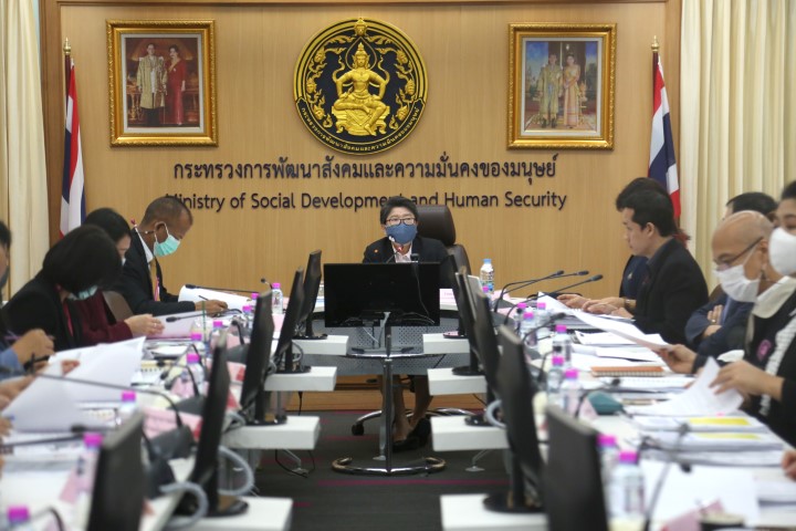 รองปลัด พม. เป็นปร�
