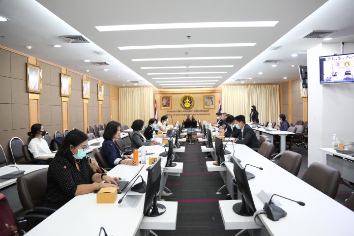 รองปลัด พม. เป็นปร�