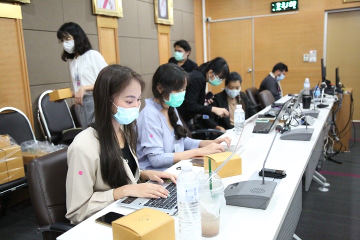 รองปลัด พม. เป็นปร�