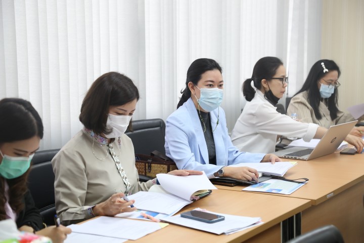 รองปลัด พม. เป็นปร�