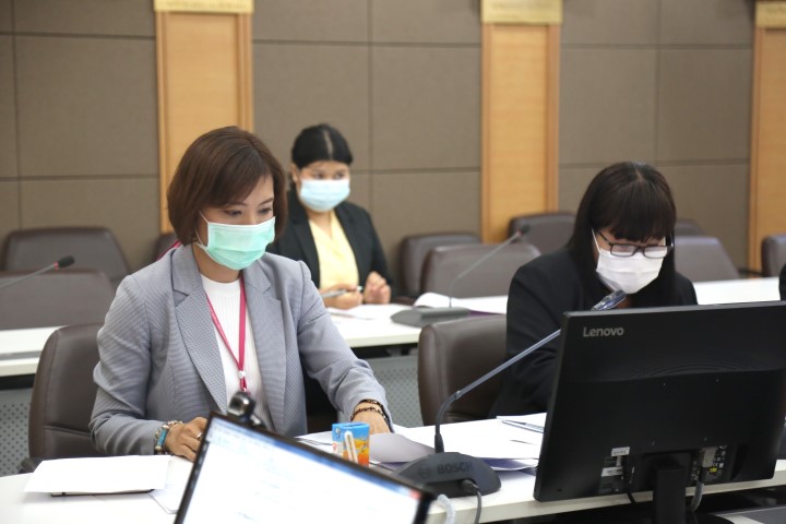 รองปลัด พม. เป็นปร�