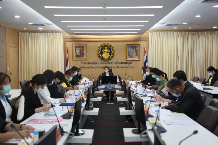 รองปลัด พม. เป็นปร�