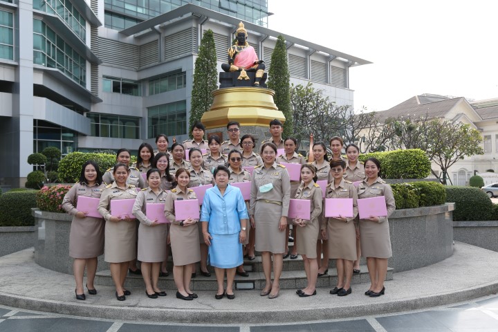 รองปลัด พม. เป็นปร�