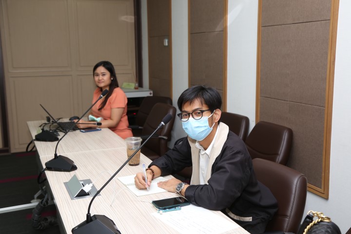 รองปลัด พม. เป็นปร�