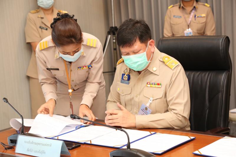 รมว. พม พร้อมด้วย ป�