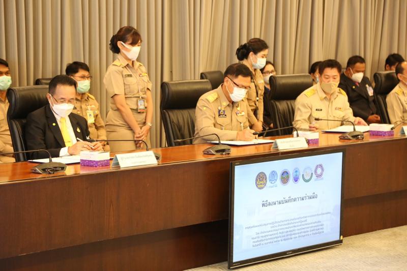 รมว. พม พร้อมด้วย ป�
