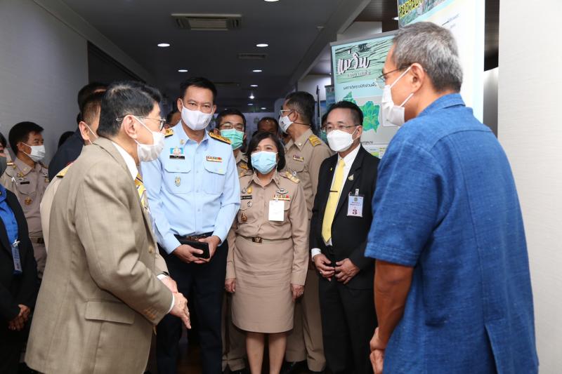 รมว. พม พร้อมด้วย ป�