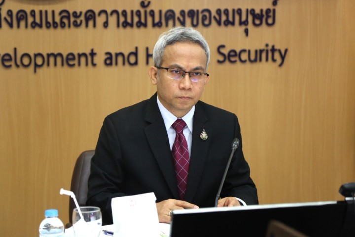 รองปลัด พม. เป็นปร�