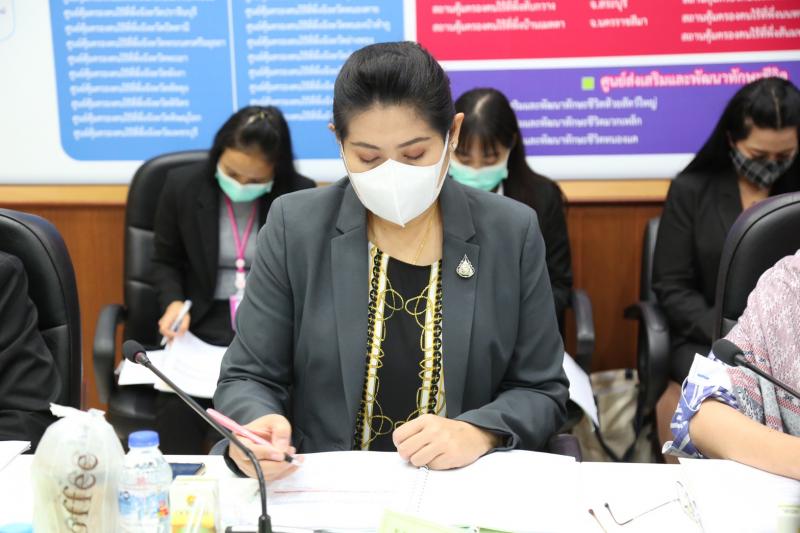 รองปลัด พม. เป็นปร�