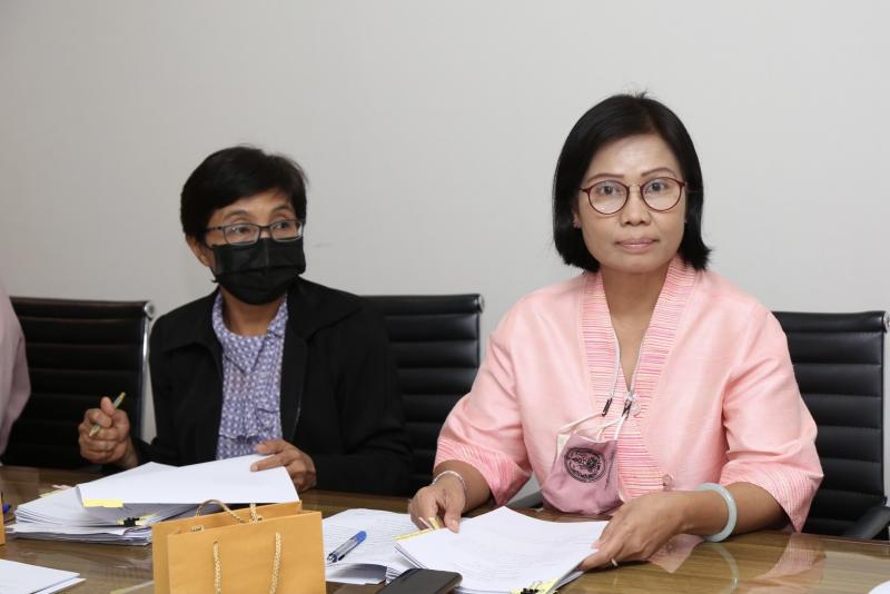 รองปลัด พม. เป็นปร�