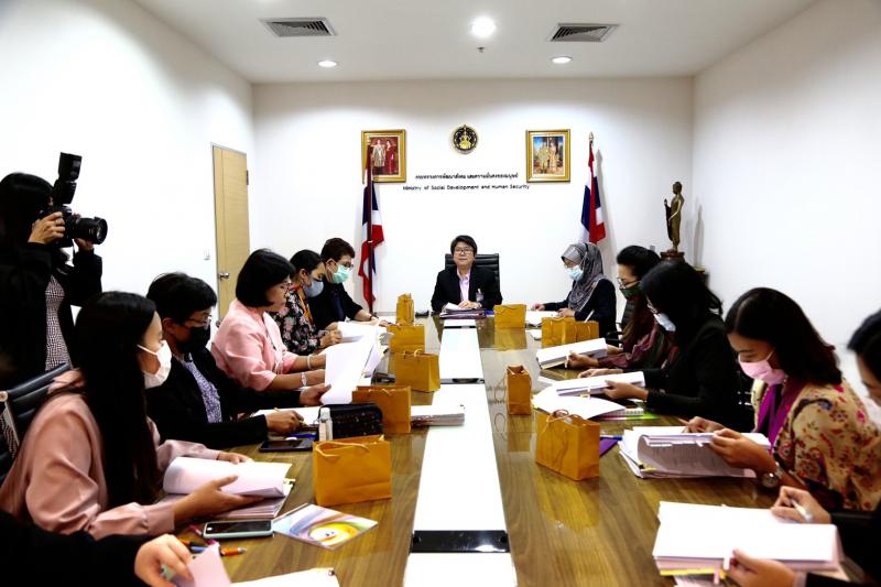 รองปลัด พม. เป็นปร�