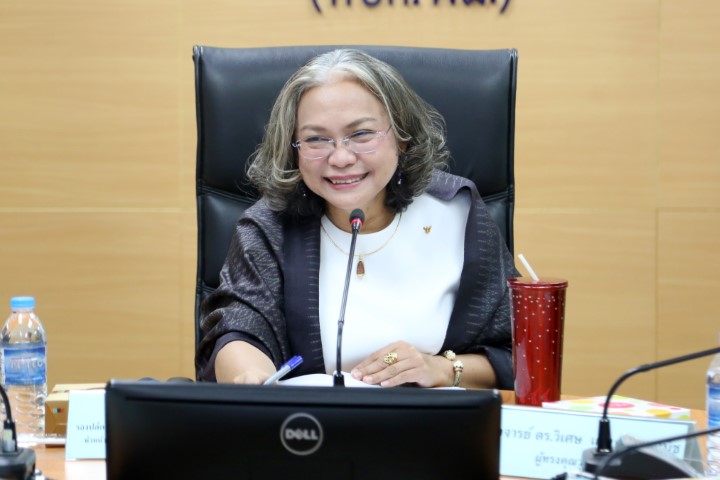 รองปลัด พม. เป็นปร�