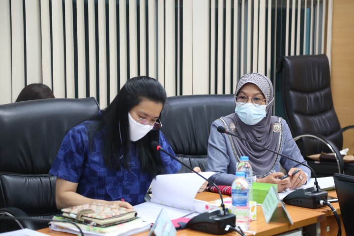 รองปลัด พม. เป็นปร�