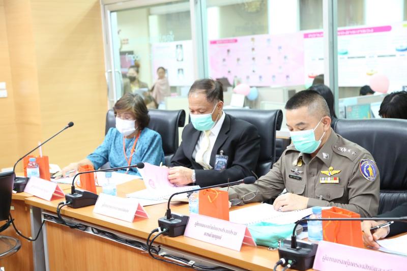 รองปลัด พม. เป็นปร�