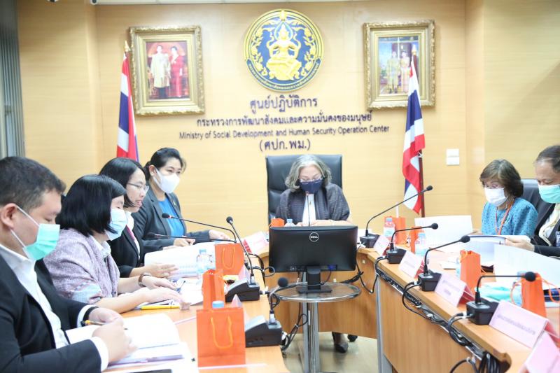 รองปลัด พม. เป็นปร�
