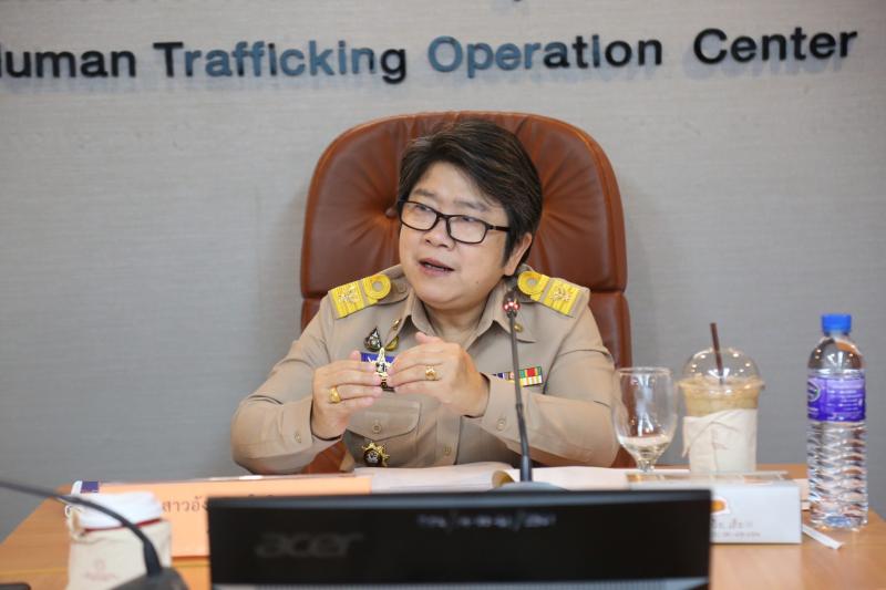 รองปลัด พม. เป็นปร�