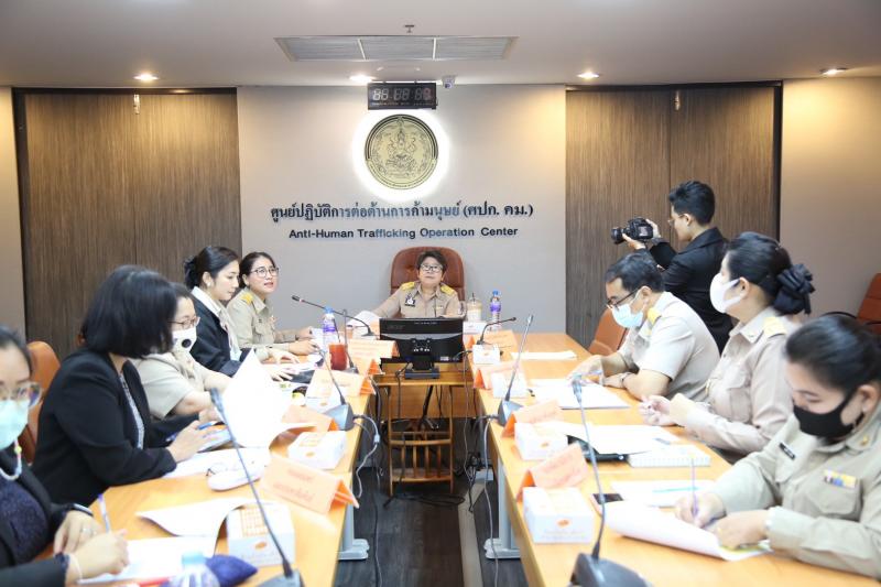 รองปลัด พม. เป็นปร�
