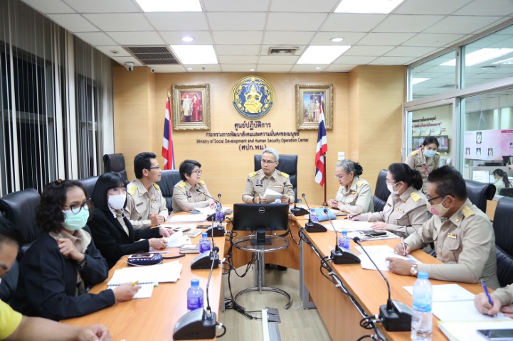 รองปลัด พม. เป็นปร�