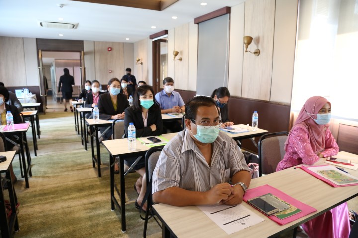 รองปลัด พม. เป็นปร�