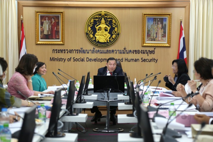 รมว.พม. เป็นประธาน�