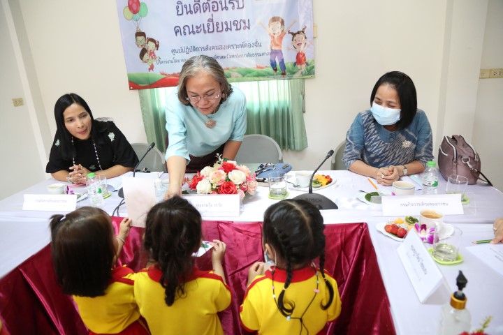 รองปลัด พม. เป็นปร�