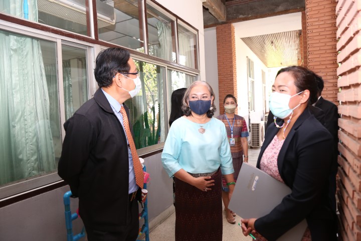 รองปลัด พม. เป็นปร�