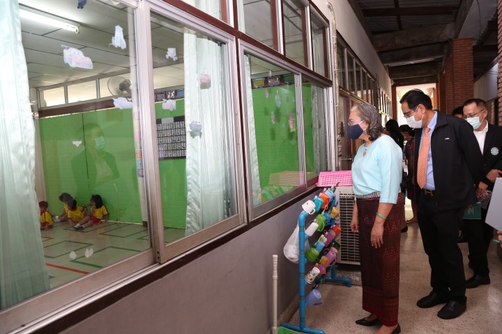 รองปลัด พม. เป็นปร�