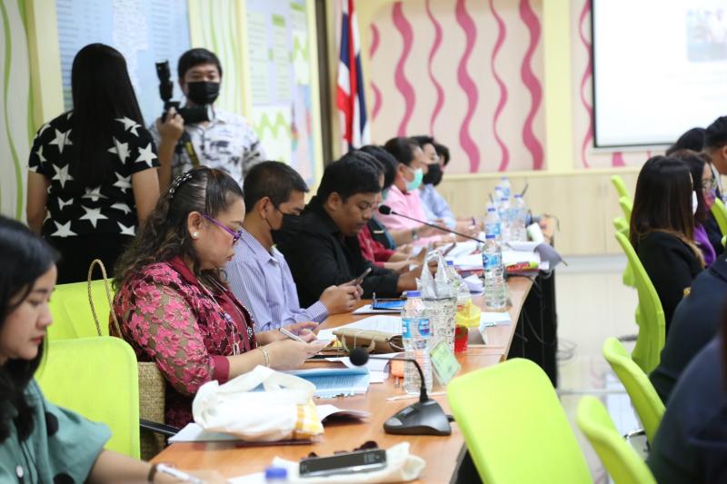 รองปลัด พม. เป็นปร�