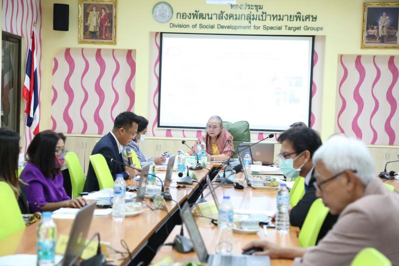 รองปลัด พม. เป็นปร�
