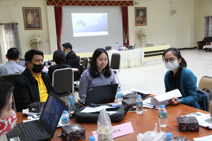 รองปลัด พม. เป็นปร�