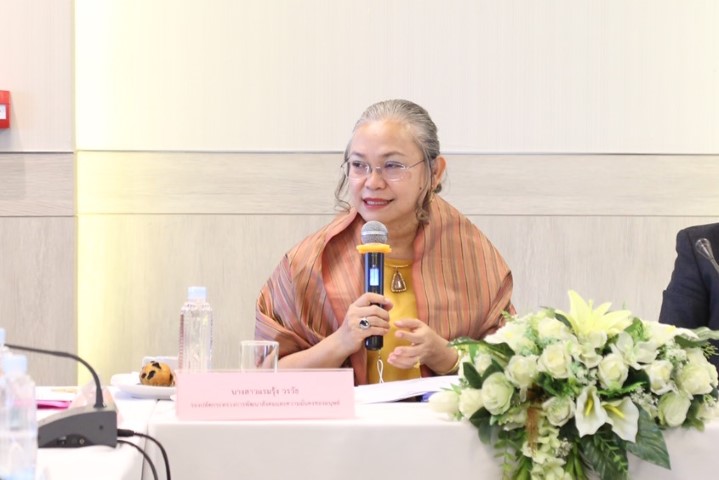 รองปลัด พม. เป็นปร�
