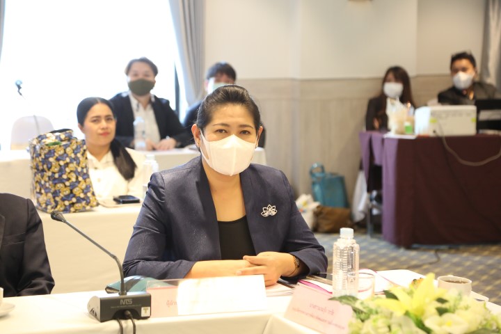 รองปลัด พม. เป็นปร�