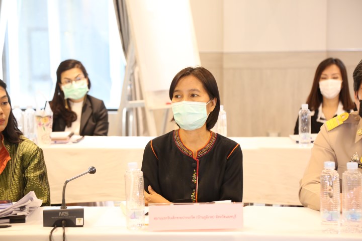 รองปลัด พม. เป็นปร�