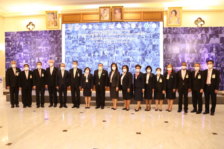 รมว.พม. เป็นสักขีพ�