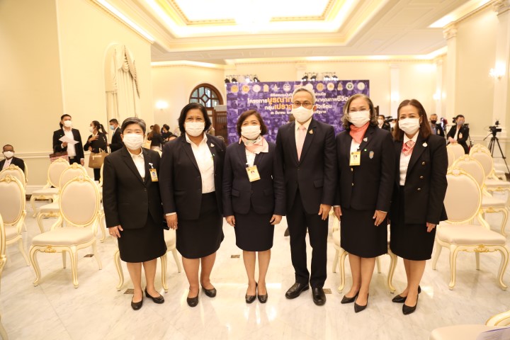 รมว.พม. เป็นสักขีพ�