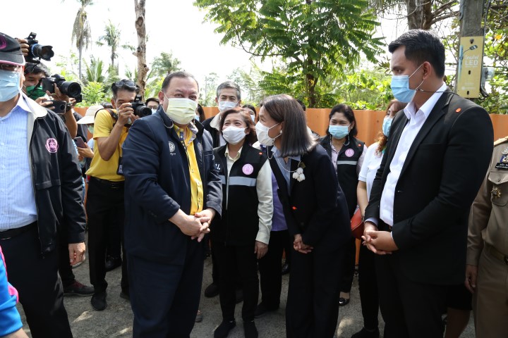 รมว.พม. ลงพื้นที่จ�