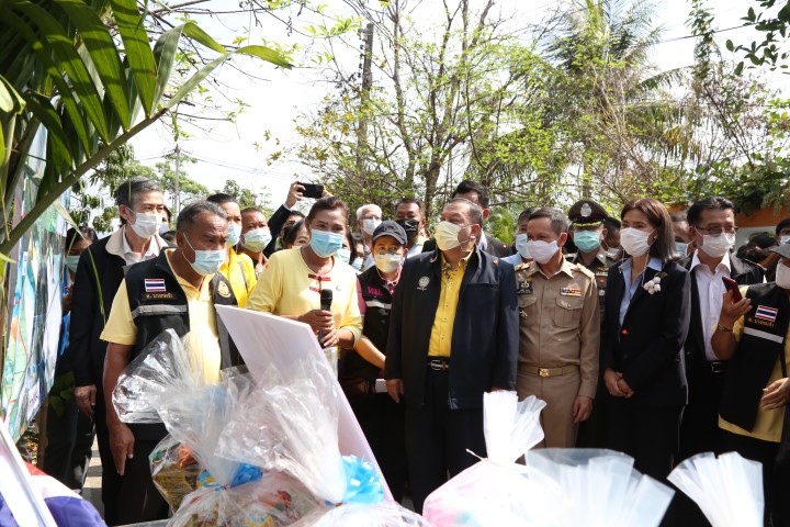 รมว.พม. ลงพื้นที่จ�