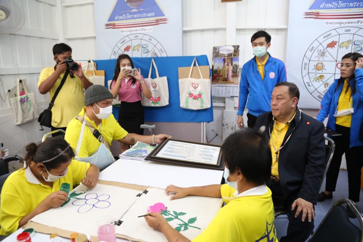 รมว.พม. ลงพื้นที่จ�