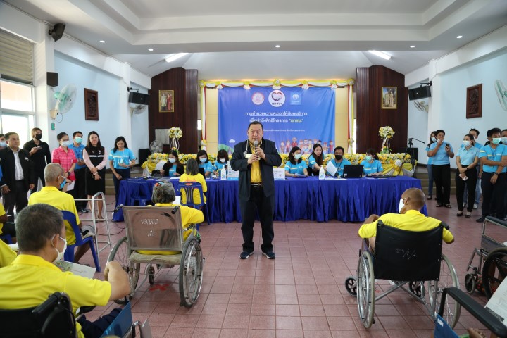รมว.พม. ลงพื้นที่จ�